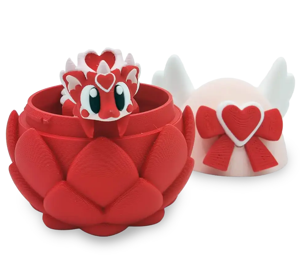 Cora, la Dragona del Vínculo, sostenida en unas manos con bokeh de corazones